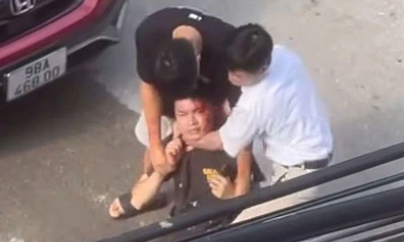 Nam thanh niên chảy máu đầu vì câu nói Mày có biết tao là ai không?