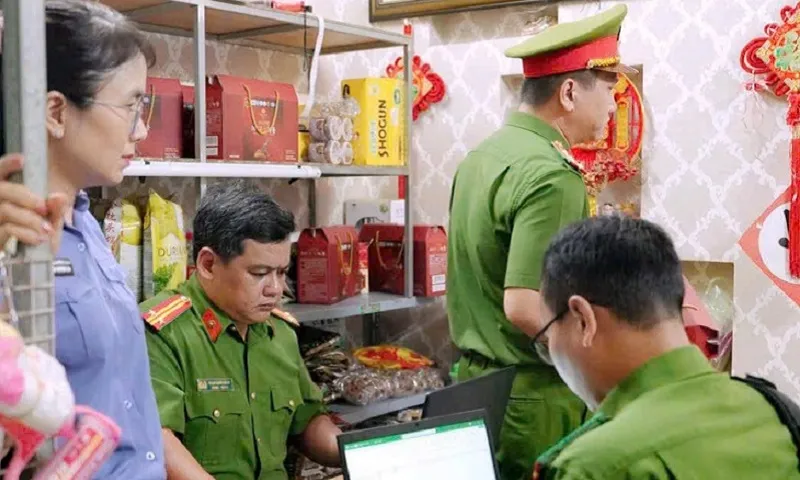 Cơ quan chức năng tiến hành các thủ tục tố tụng tại nhà bị can Trần Thị Lệ Thu - Ảnh CACC