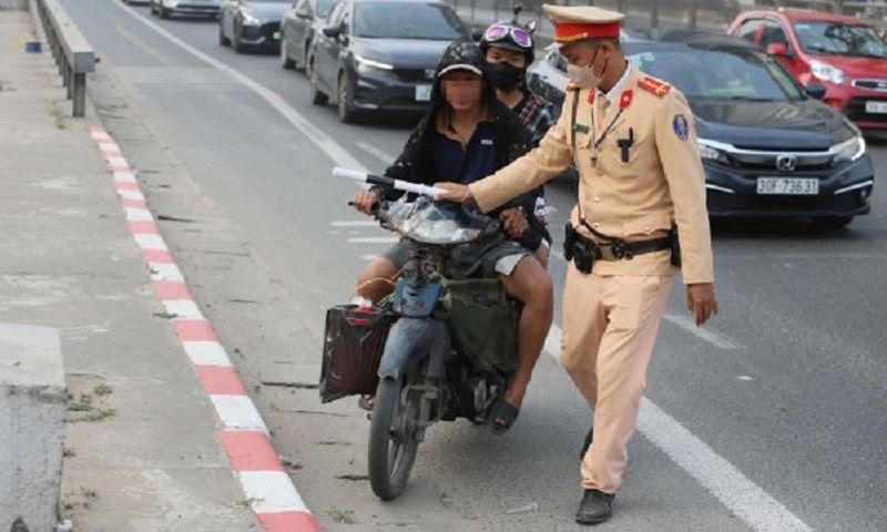 Hà Nội: Cảnh sát giao thông ra quân xử lý xe máy đi vào cao tốc 