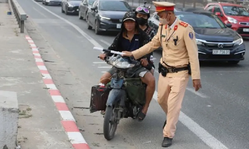 Hà Nội: Cảnh sát giao thông ra quân xử lý xe máy đi vào cao tốc 