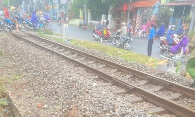 Tàu hỏa cán xe đạp điện, nam thanh niên tử vong