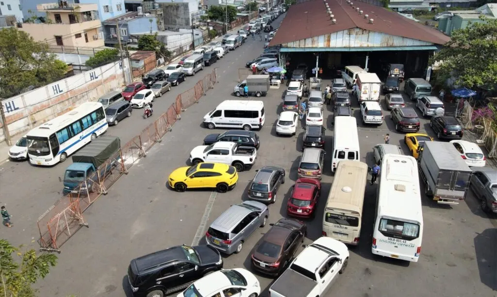 Doanh nghiệp vận tải lao đao vì không thể đổi giấy đăng ký xe