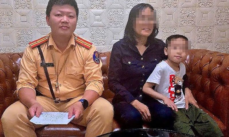 Cảnh sát giao thông tìm giúp gia đình cho bé trai đi lạc