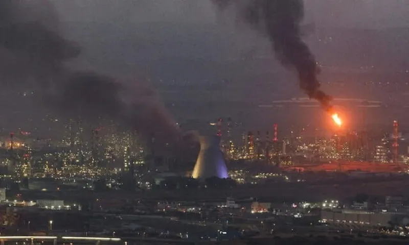 Tấn công nhà máy lọc dầu Israel: Iran gây thiệt hại nặng nề 