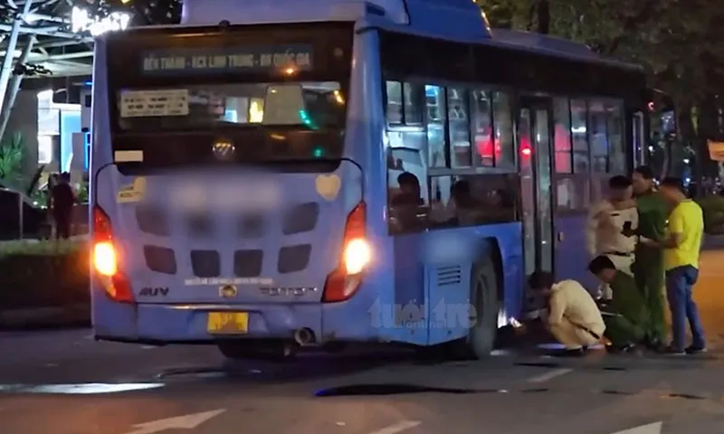 Lực lượng chức năng đang khám nghiệm hiện trường vụ tai nạn
