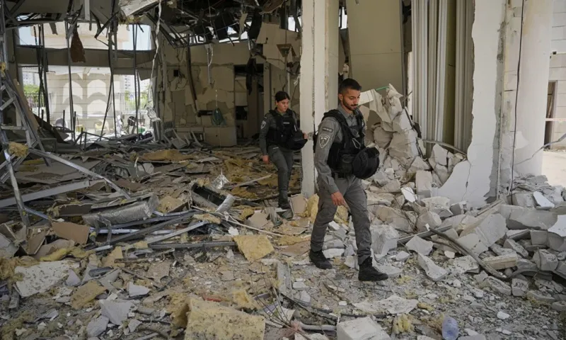 Iran phóng tên lửa vào Israel, Israel đáp trả tại Tehran