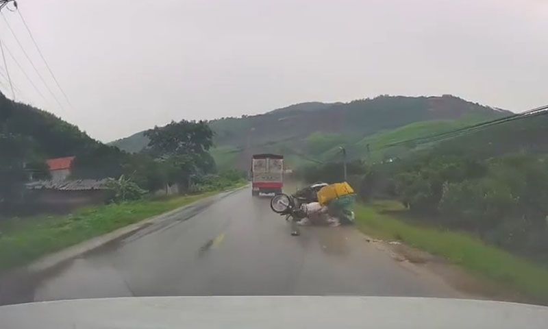 Tài xế xe khách ép xe máy té giữa trời mưa rồi bỏ chạy mất