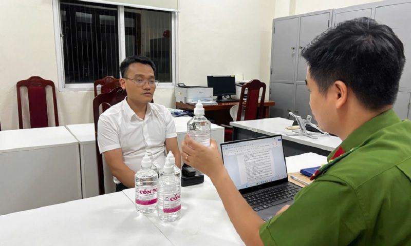 Hà Nội: Bắt một Phó Chủ tịch thị trấn vì sản xuất cồn y tế giả