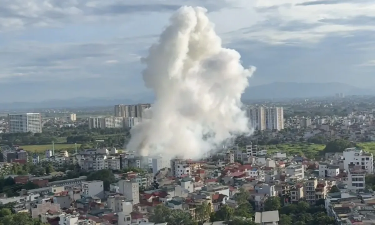 Hà Nội: Căn nhà 4 tầng bốc cháy sau tiếng nổ lớn, 2 người chết