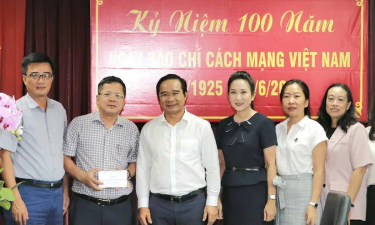 Chủ tịch TPHCM Nguyễn Văn Được thăm, chúc mừng cơ quan báo chí