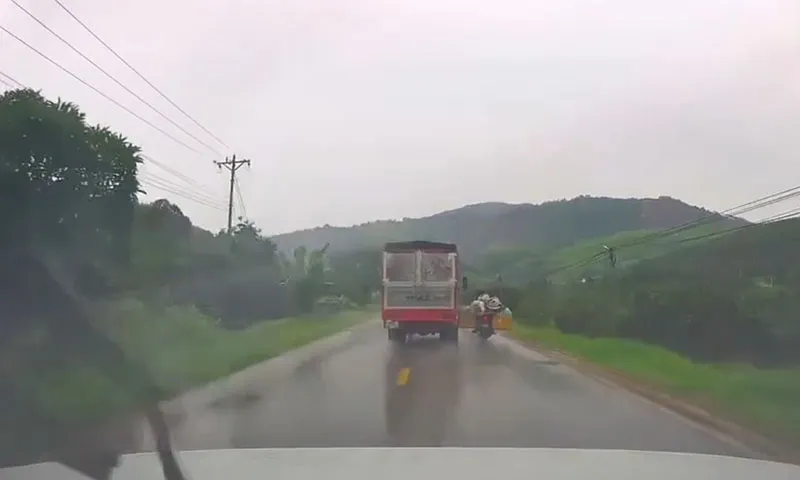 Vi trí xe khách ép ngã xe máy đường vẫn còn trống 
