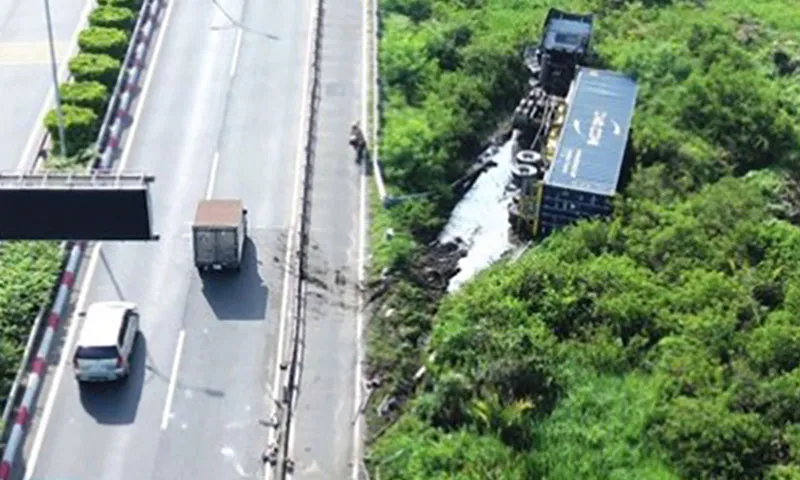 Tài xế container buồn ngủ, xe văng khỏi cao tốc lật nhào xuống ruộng