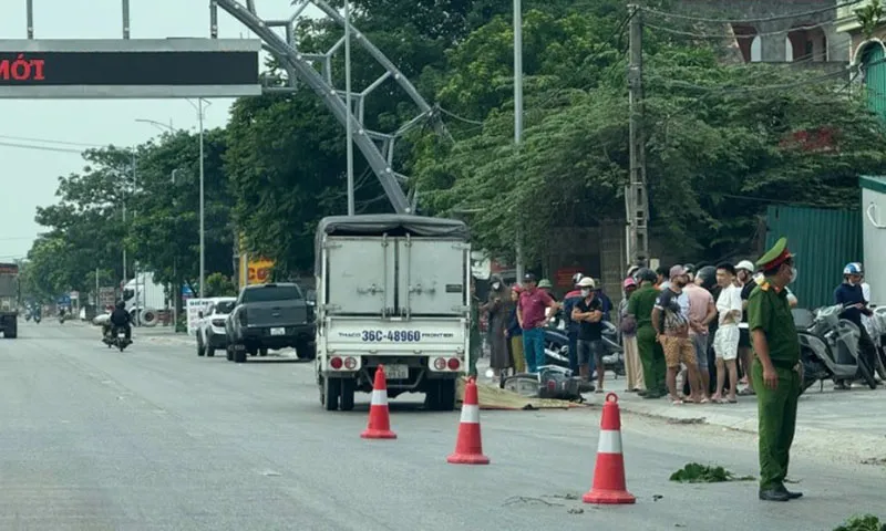 Xe máy điện va chạm xe tải cô gái trẻ tử vong thương tâm