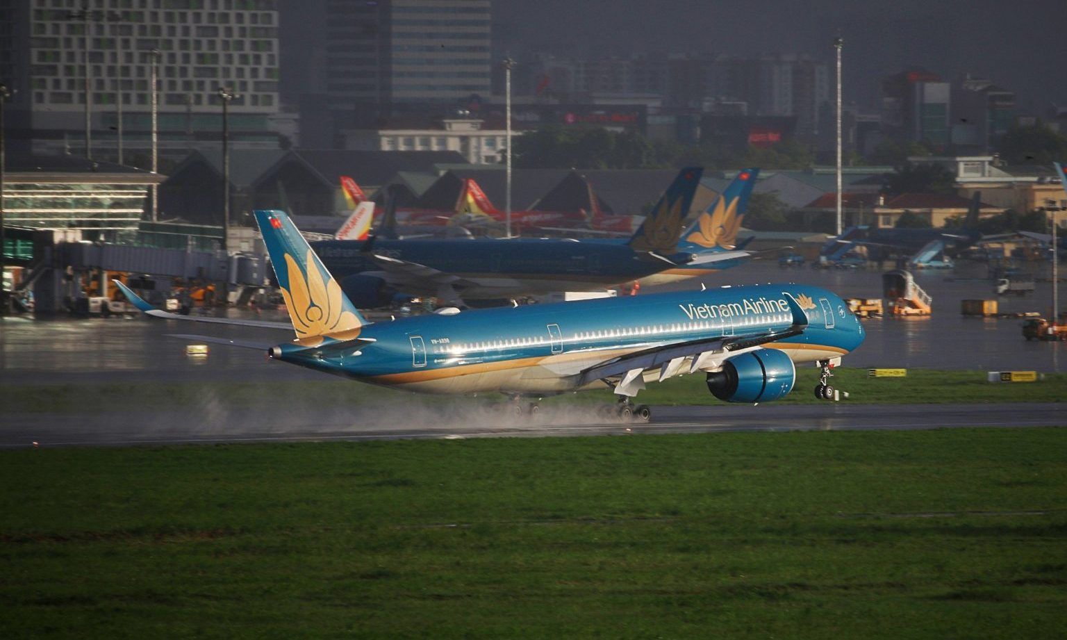 Vietnam Airlines nỗ lực đảm bảo an toàn bay trong tác động của thời tiết xấu