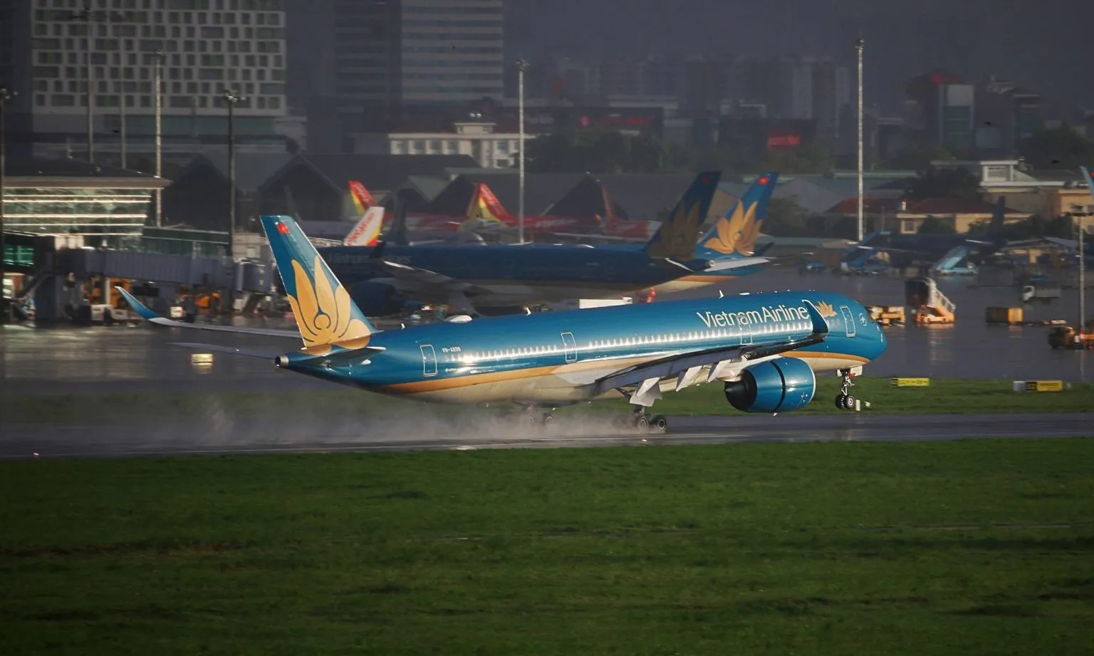 Vietnam Airlines nỗ lực đảm bảo an toàn bay trong tác động của thời tiết xấu