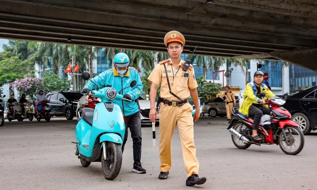 Hơn 1.100 tài xế xe ôm công nghệ vi phạm giao thông trong một tháng