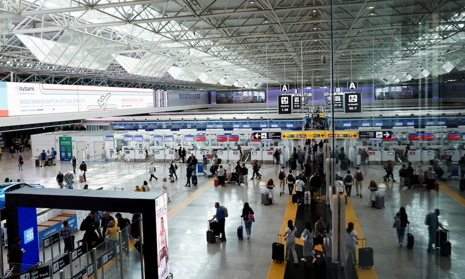 Giá vé máy bay xuyên Đại Tây Dương giảm mạnh do người Tây Âu tránh du lịch đến Mỹ