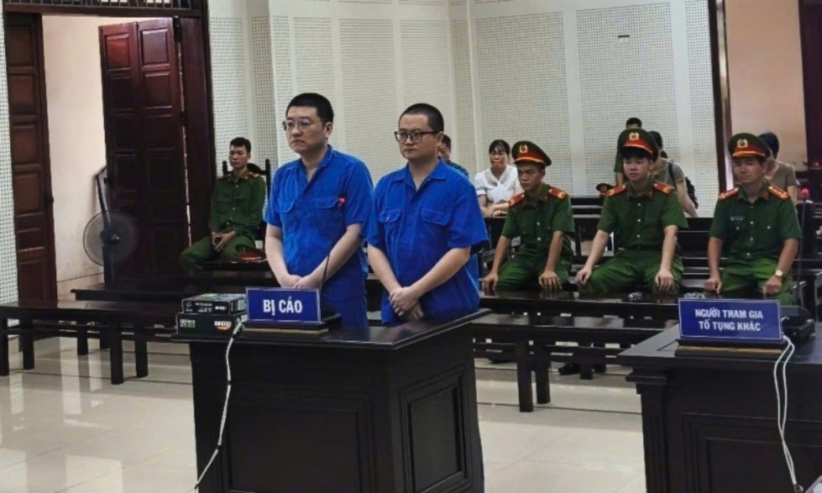 Hai người Trung Quốc lãnh án tù vì mang tiền giả vào Việt Nam tiêu thụ