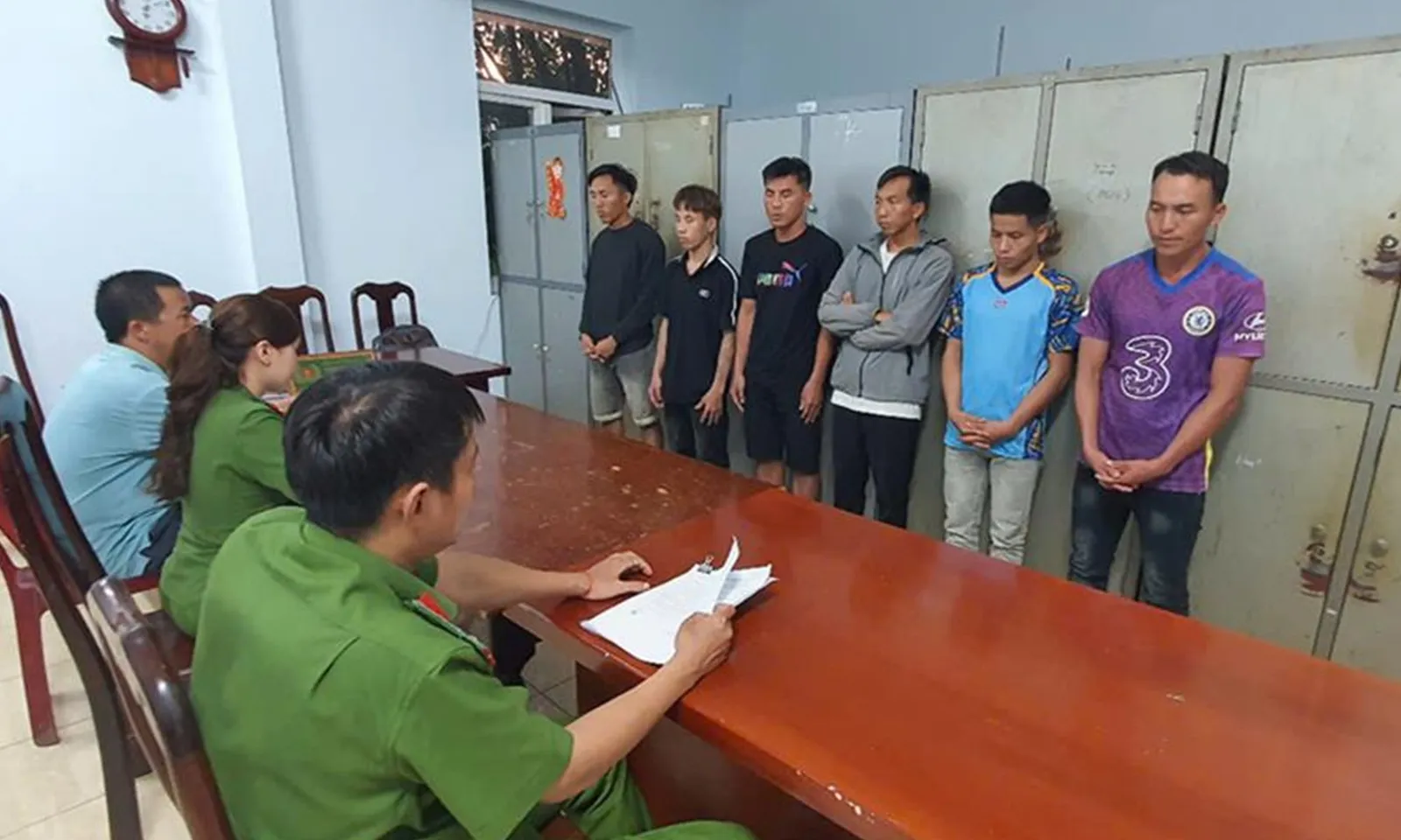 Khởi tố 6 đối tượng ép cháu gái 14 tuổi uống bia say để hiếp dâm