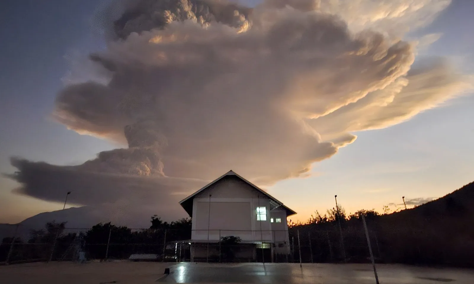 Indonesia: Nhiều chuyến bay đến đảo Bali bị hủy do núi lửa phun trào