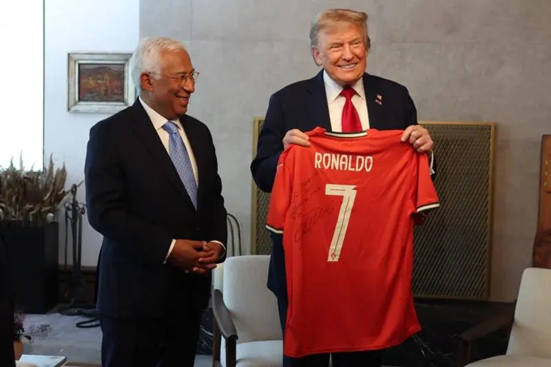 Chủ tịch Hội đồng châu Âu trao tặng chiếc áo số 7 cho ông Donald Trump. Ảnh: Internet