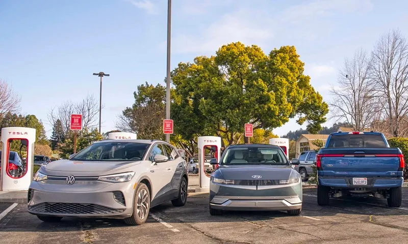 Xe điện Volkswagen, Hyundai và Ford tại một trạm sạc Tesla - Ảnh MotorTrend