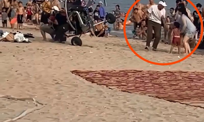 Video clip: Sự cố dù lượn tại bãi biển Hạ Long gây lo ngại về an toàn