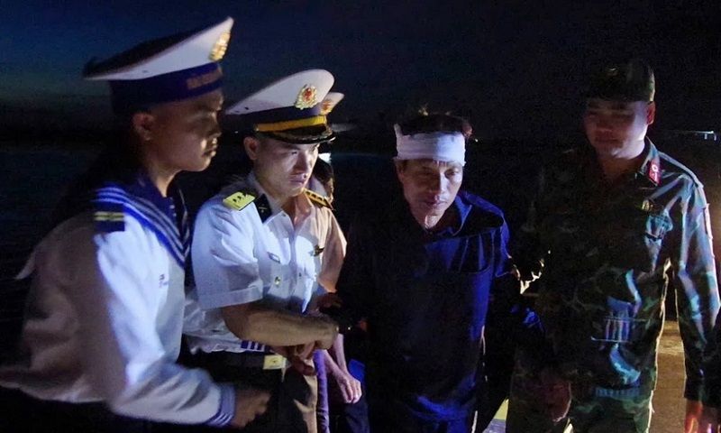 Cấp cứu kịp thời ngư dân bị tai nạn nghiêm trọng tại Trường Sa 