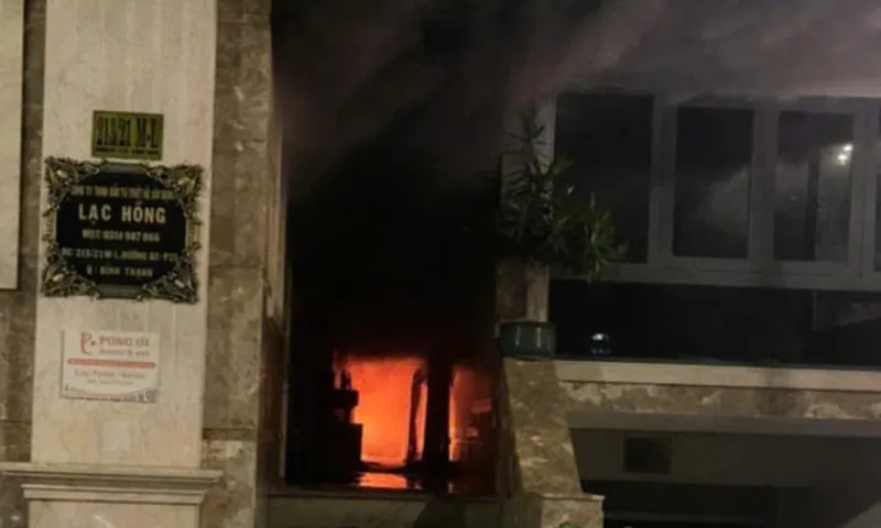 TPHCM: Cháy nhà kết hợp cho thuê, giải cứu 2 người mắc kẹt được cứu 