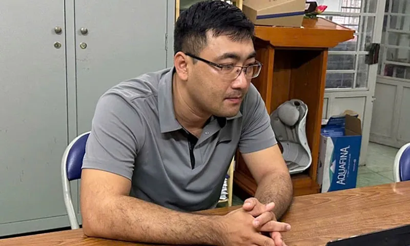 Tạm giữ người đàn ông đá nữ tài xế xe ôm té giữa đường