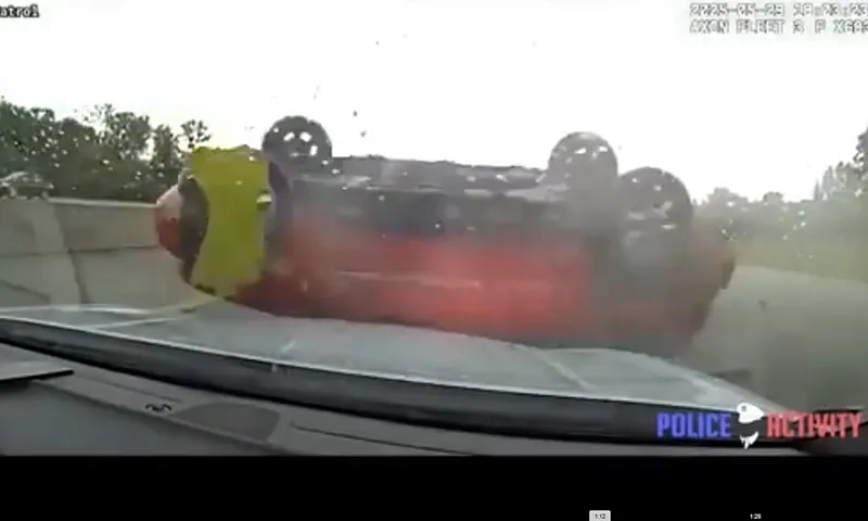 Bị truy đuổi xe ôtô lật quay nhiều vòng trước xe cảnh sát