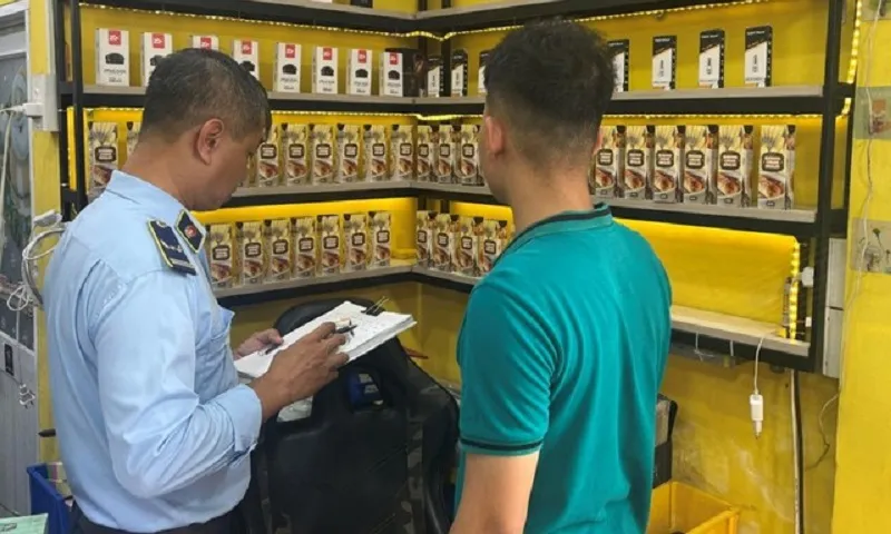 Lực lượng QLTT TPHCM kiểm tra tại cơ sở kinh doanh thuốc lá, thuốc lá điện tử Cục QLTT TPHCM