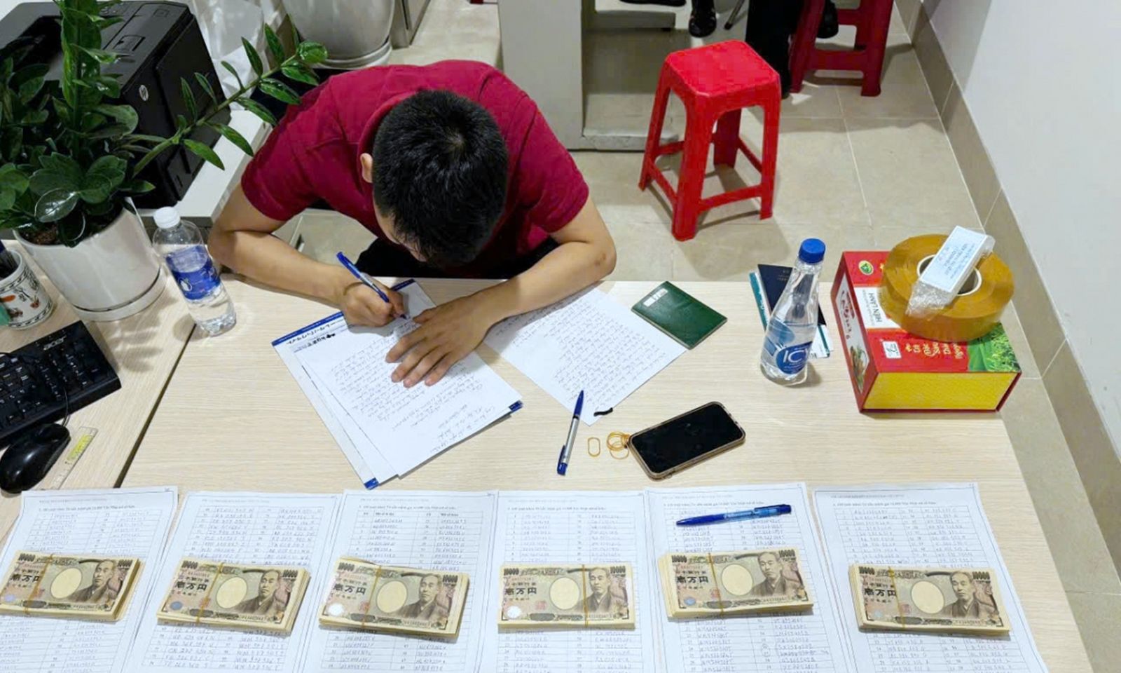 Khởi tố người đàn ông vận chuyển trái phép ngoại tệ qua đường hàng không