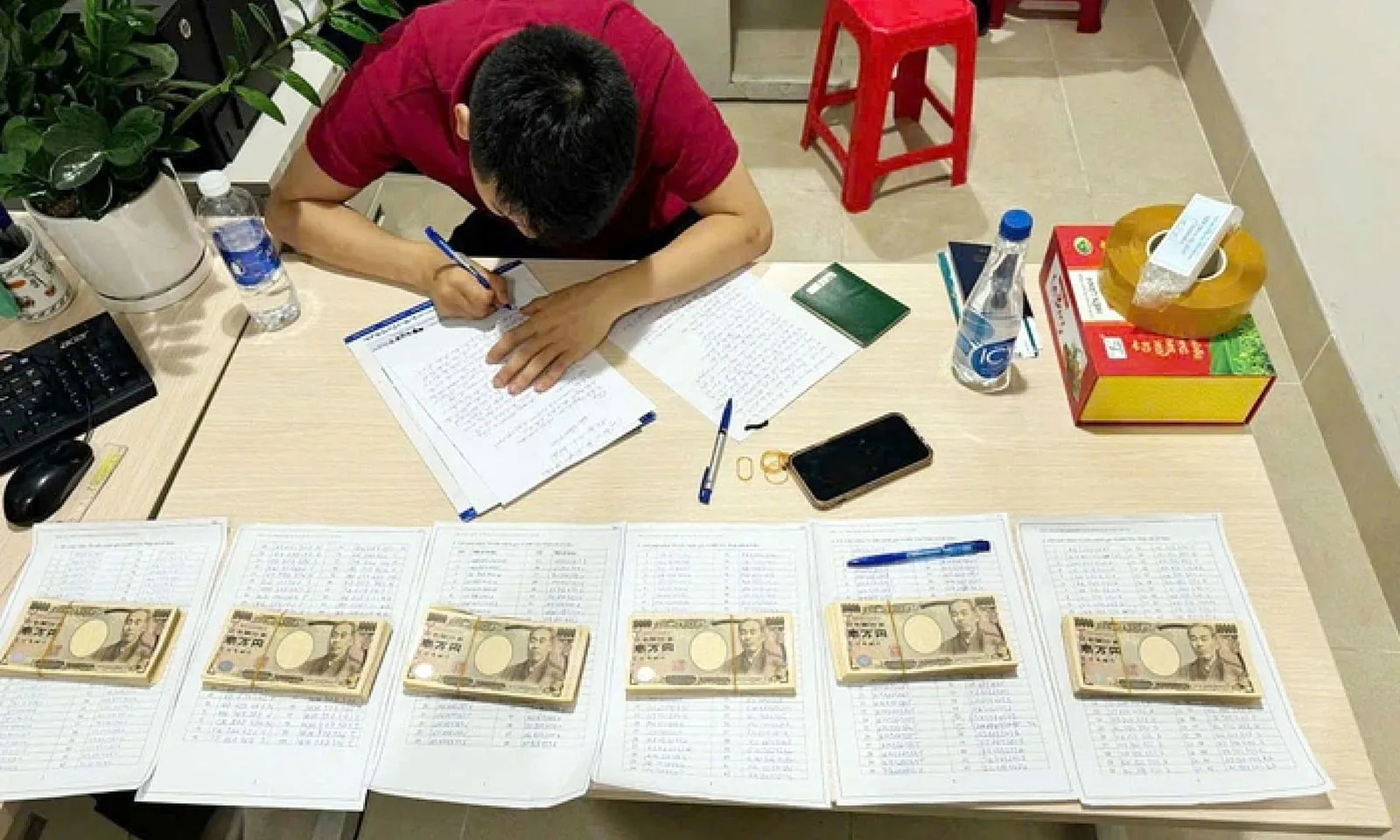 Phát hiện nam hành khách vận chuyển 690 tờ tiền Yen Nhật qua sân bay Nội Bài