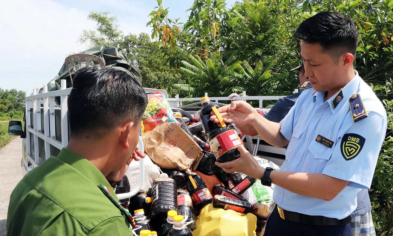 Quảng Nam: Điều tra vụ gần 1.000 chai nước mắm, nước chấm bị vứt bỏ trong bụi rậm