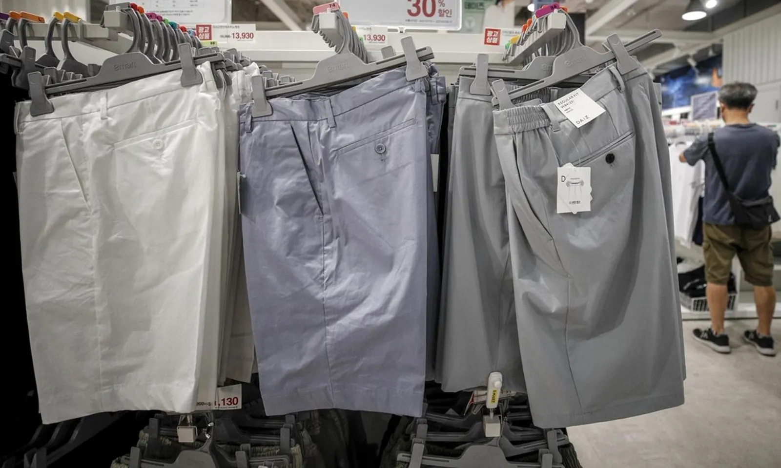 Hàn Quốc: Nhiều nhà máy cho phép công nhân mặc quần short đi làm