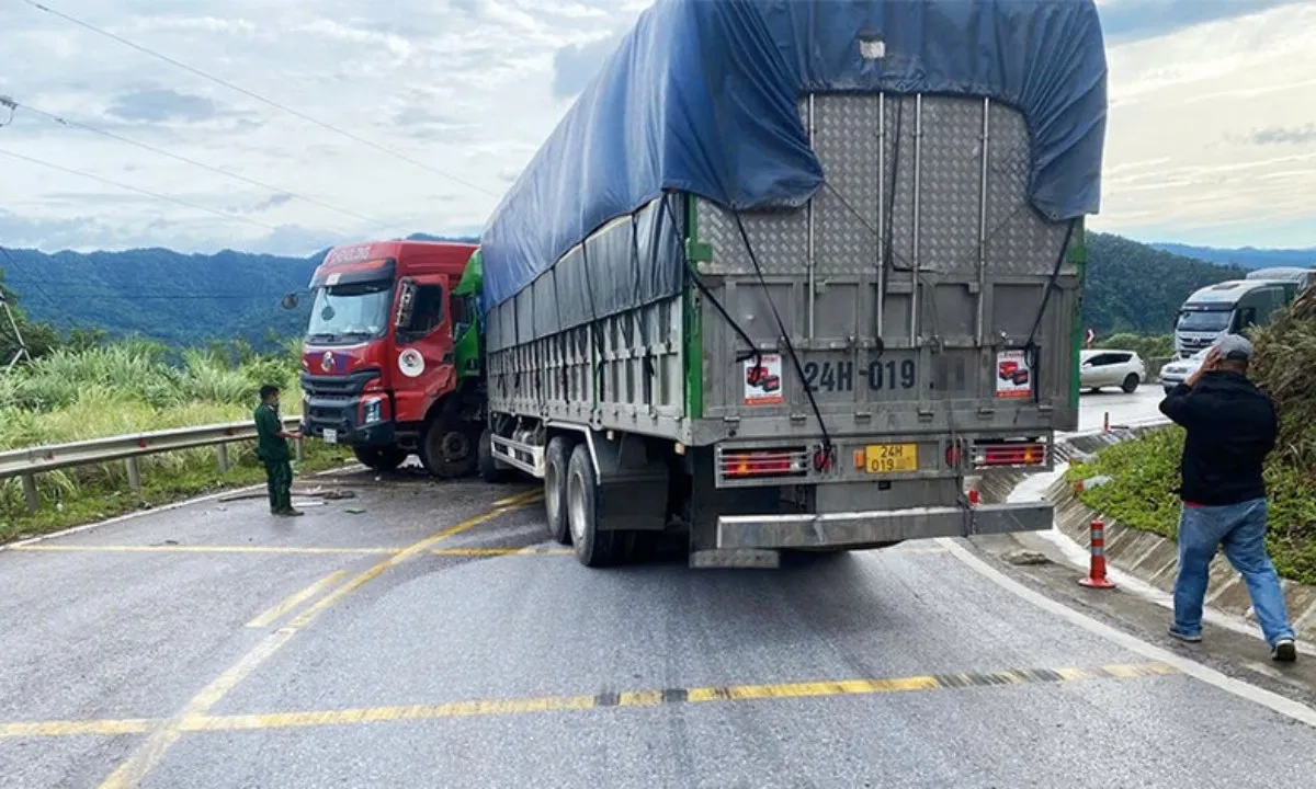 Hai xe tải đối đầu nhau, Quốc lộ 8 kẹt cứng