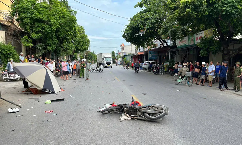 Chồng chở vợ con va chạm xe tải, người vợ tử vong, chồng con bị thương nặng