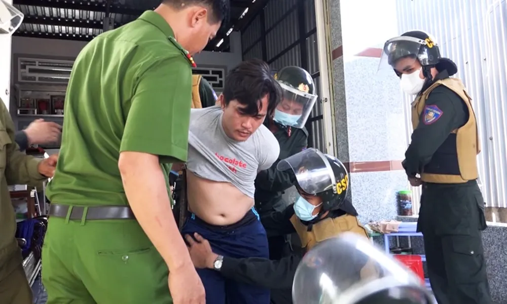 Con trai tấn công mẹ và công an, bị khống chế sau khi cố thủ