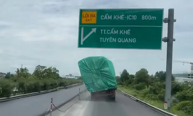 Tài xế ô tô tải bị phạt vì chở hàng nghiêng ngả trên cao tốc Nội Bài - Lào Cai
