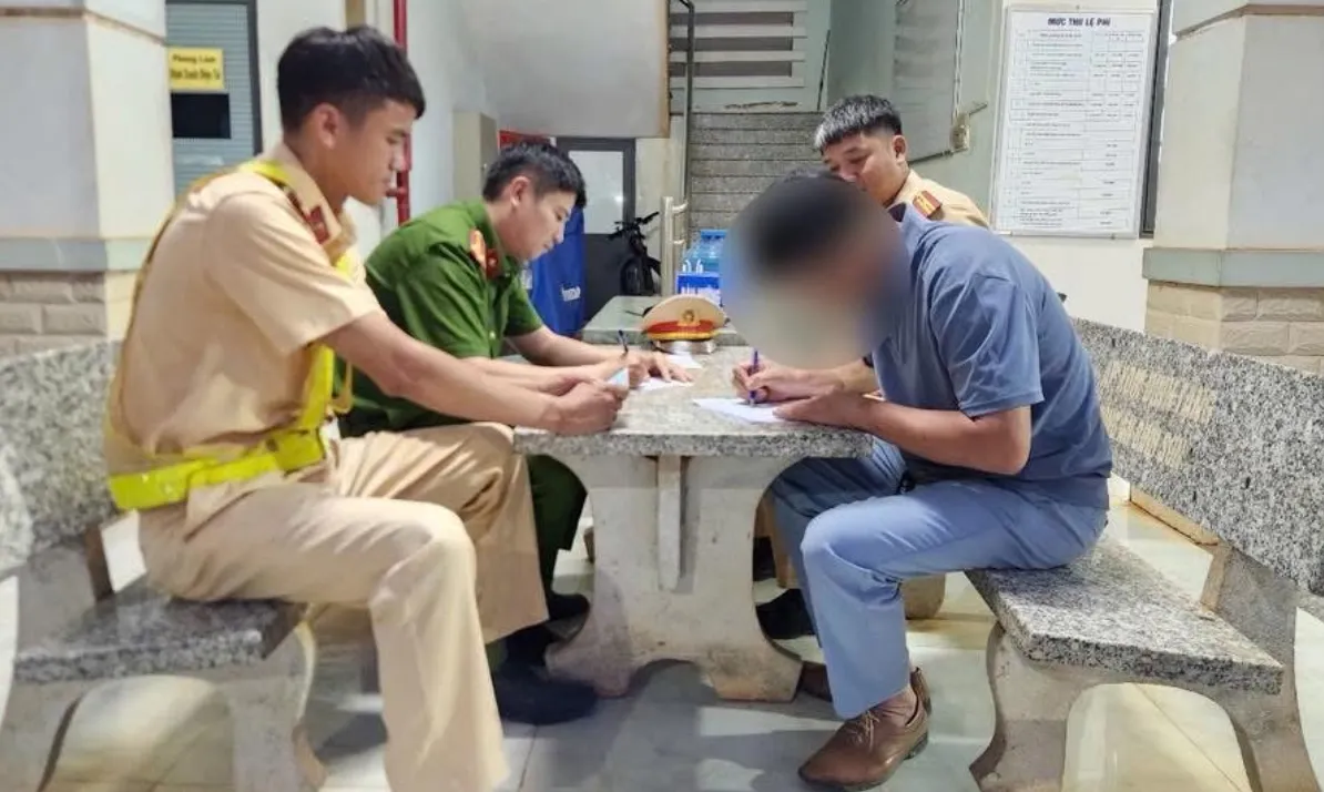 Người đàn ông chặn đầu xe, thách thức mày biết bố mày là ai không?