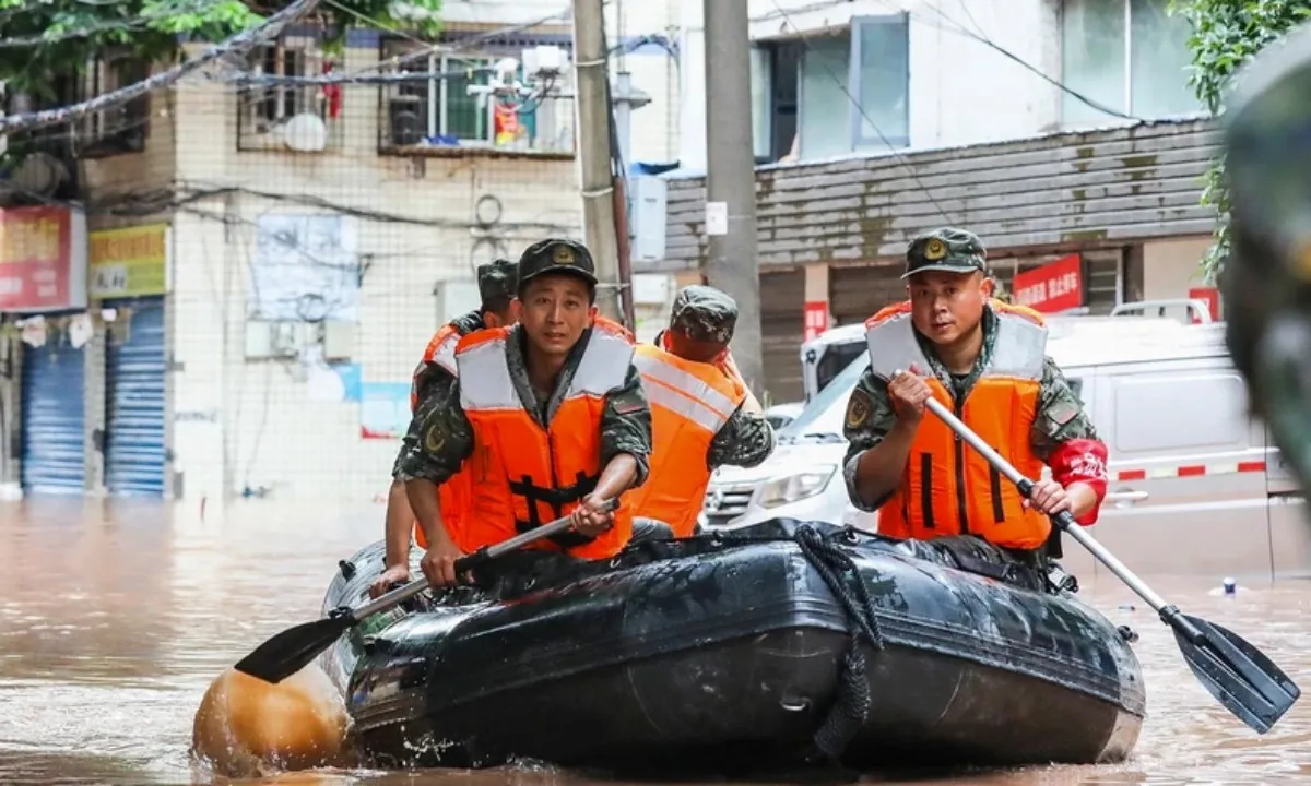 Trung Quốc chìm trong biển nước: Mưa lũ lịch sử đe dọa kinh tế và an sinh