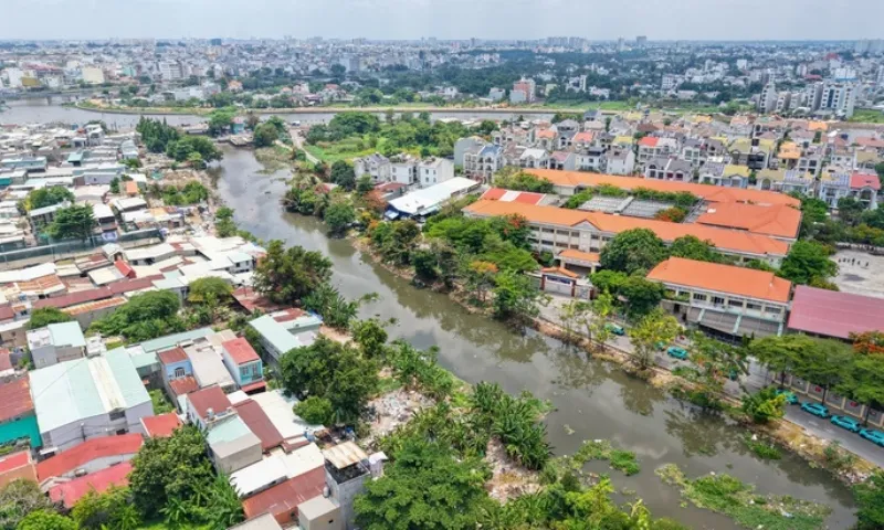 Mặt bằng rạch Xuyên Tâm vẫn còn “da beo”, ảnh hưởng tiến độ dự án 