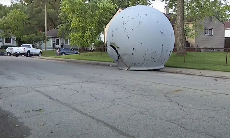 Vật thể hình vòm bí ẩn xuất hiện trên đường phố ở Indianapolis