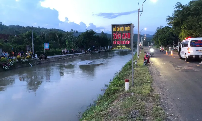 Phú Yên: Người dân chung tay ứng cứu xe khách bị nạn lao xuống kênh