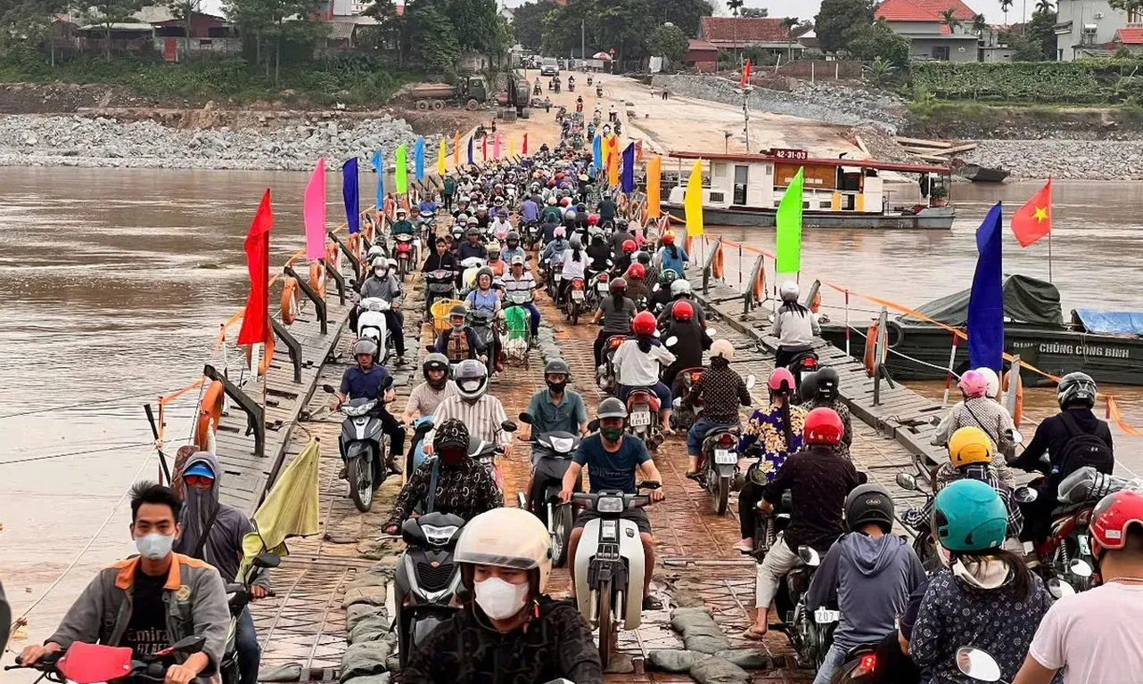 Cầu phao Phong Châu hoạt động trở lại sau 10 ngày tạm dừng