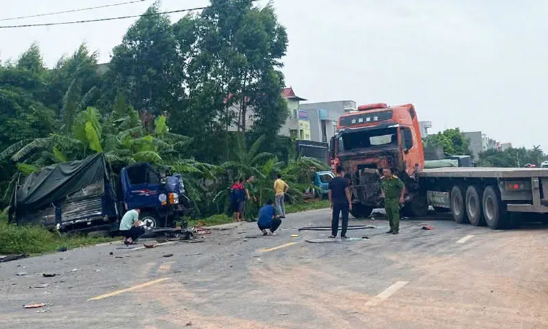 Xe tải đụng xe đầu kéo, hai người thương vong