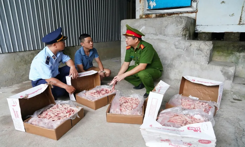 Phát hiện 1 tấn chân gà đông lạnh không giấy tờ tại TP Huế