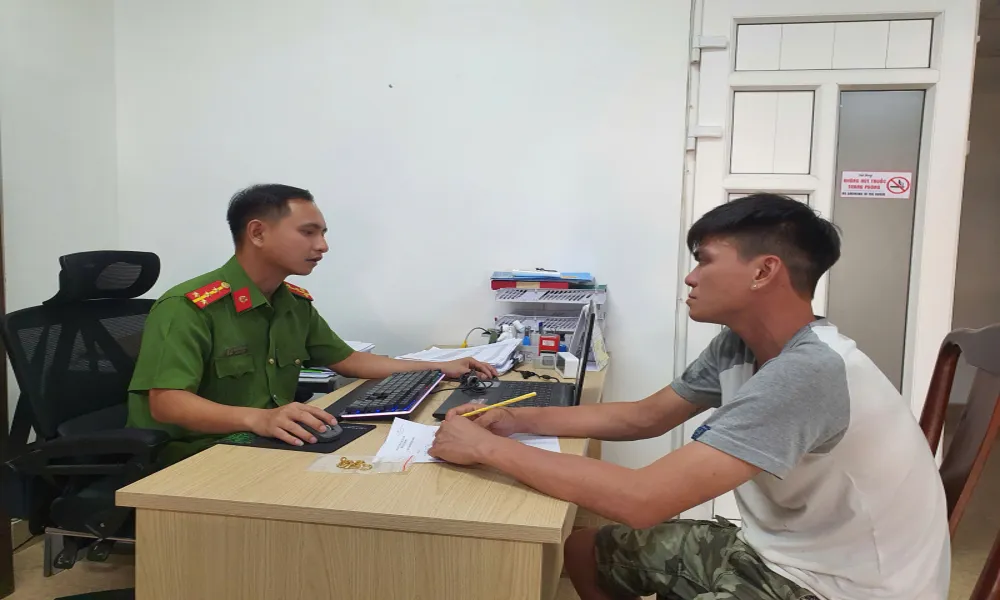 Bám theo người đi đường để giật dây chuyền, nam thanh niên bị bắt giữ