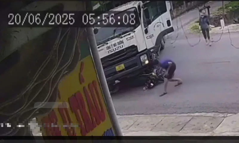 Đi xe máy hai cha con băng qua đầu xe chở rác, người cha bị cán tử vong
